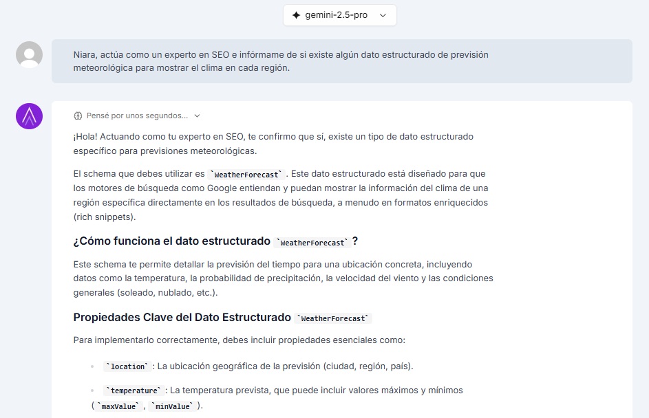 Conversación con ChatSEO explicando el uso de datos estructurados weatherForecast para mostrar previsiones meteorológicas por región. 