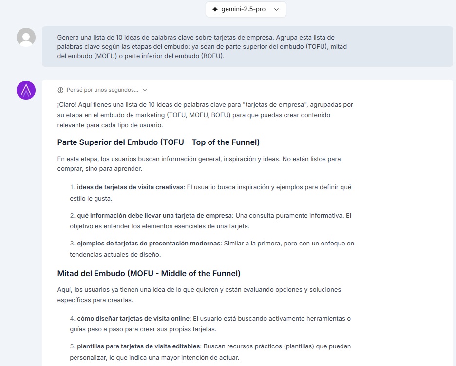 Captura de pantalla de ChatSEO mostrando una lista de ideas de palabras clave sobre tarjetas de empresa, organizadas por etapas del embudo de marketing.